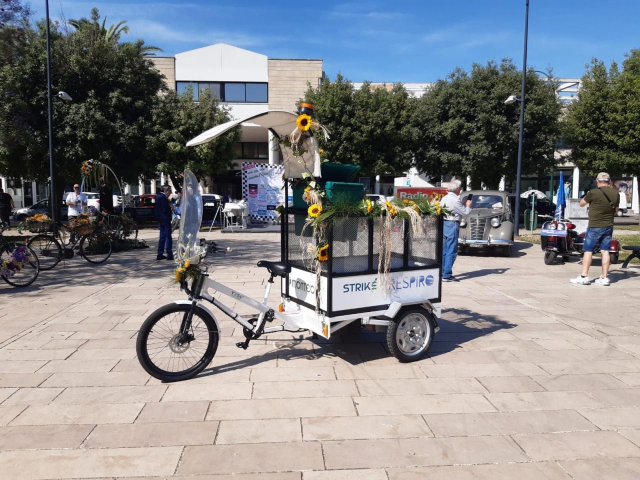 bici rigenerata con sidecar realizzato interamente con materiale da recupero