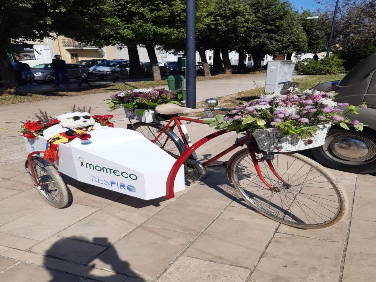 bici rigenerata con sidecar realizzato interamente con materiale da recupero